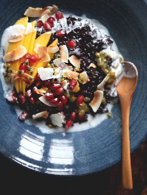 Coconut Black Rice Breakfast Pudding - choose low FODMAP fruits a toppings Black Rice Pudding, Rice Breakfast, Breakfast Pudding, Menu Sarapan Sehat, Black Rice, New Roots, Think Food, Betty Crocker, Biryani