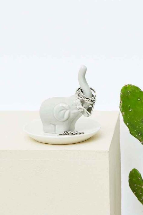 This adorable trunk-tastic ring holder. Elephant Ring Holder, White Faux Taxidermy, Taxidermy Jewelry, Jewellery Holder, Elephant Ornament, Elephant Ring, Elephant Jewelry, Ceramic Elephant, Faux Taxidermy