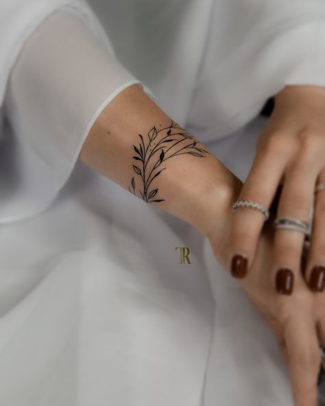 Bracelet Tattoo ✍️🤍✨ Zeige deine feminine Seite mit unseren bezaubernden fineline Tattoos! ✨ Jedes kunstvolle Detail wurde mit Sorgfalt und Präzision gestochen, um ein elegantes Armband auf der Haut zu erschaffen. 💉 Tauche ein in die Welt der feinen Linien und zarten Designs, die deine Weiblichkeit und Schönheit unterstreichen. 🤍 Unser talentierter deutschsprachiger Künstler ist Experten darin, deine Visionen zum Leben zu erwecken. ✍️ Lass dich von der Magie unserer fineline Tattoos verzau... Armband Tattoo Frau, Tattoo Armband, Fineline Tattoos, Mama Tattoo, Bracelet Tattoo, Tattoo Bracelet, Arm Bracelets, Armband Tattoo, Arm Band