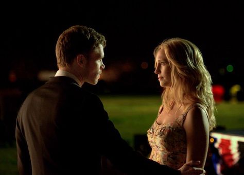 Niklaus Mikaelson Caroline Forbes Graduation (Episode) Klaus E Caroline, Klaus Vampire, Klaus And Caroline, Candice Accola, The Vampire Diaries 3, Candice King, Vampire Diaries Seasons, Bonnie Bennett, Joseph Morgan