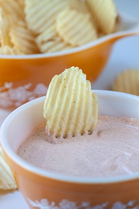 Football Party Food Desserts, Taco Pickles, Pickle Chip Dip, Potato Chip Dip, Easy Football Snacks, Football Finger Foods, Ruffles Chips, Football Food Appetizers, Football Party Foods