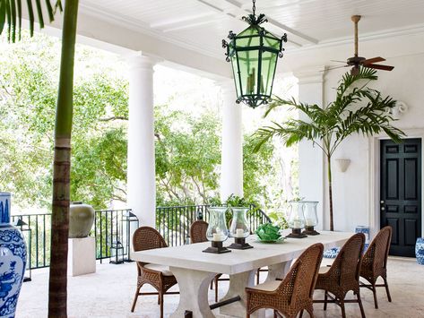 Tropical British Colonial, Colonial Style Interior, British Colonial Decor, Colonial Interior, Seaside House, Colonial Style Homes, British Colonial Style, Outdoor Dining Spaces, Casas Coloniales