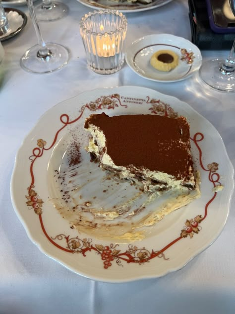 tiramisu Italian Tiramisu Aesthetic, Italian Dessert Aesthetic, Aesthetic Desert Food, Desert Aesthetic Food, Dolci Aesthetic, Tiramisu Wedding Cake, Deserts Aesthetic, Tiramisu Aesthetic, Food Inspo Aesthetic