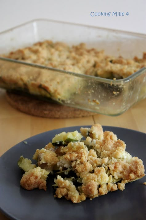 Depuis que j'ai découvert le crumble salé j'ai envie de tester pleins de nouvelles saveurs... pour commencer voici un crumble aux courgettes et à la feta. Par contre je n'avais que 3 courgettes et pour le coup j'aurais pu facilement en rajouter une ou... Crumble Sale, Food Therapy, Cooking Time, Pesto, Feta, Oatmeal, Food And Drink, Healthy Recipes, Trier