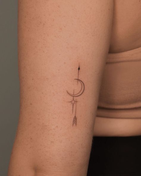 Sun Moon Star Arrow Tattoo, Moon With Arrow Tattoo, Fine Line Moon And Stars Tattoo, Sagittarius Moon Tattoo, Fineline Tattoo Ideas With Meaning, Moon Arrow Tattoo, Fineline Moon Tattoo, Fine Line Arrow Tattoo, Moon Minimalist Tattoo