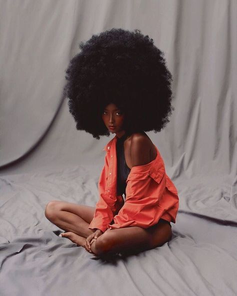 Hair Photoshoot Ideas, 90 Hair, Hair Photoshoot, Birthday Photoshoot Ideas, Ig Poses, Black Femininity, Model Inspo, Photoshoot Themes, Studio Photoshoot