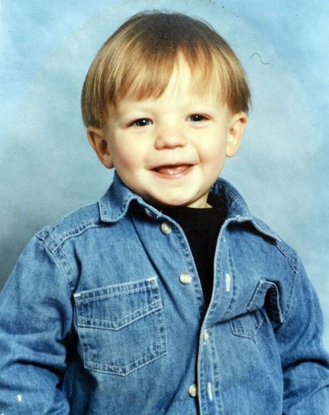 Baby Louis :)....isnt it sierd that alot of the pictures of when he was small, he wore a jean jacket like this one? Louis Tomlinson Baby, Nicole Scherzinger, One Direction Videos, One Direction Pictures, Childhood Photos, Louis Williams, Music Magazines, Lou Lou, I Love One Direction