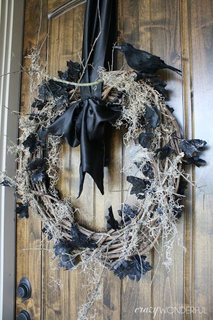 spooky halloween wreath - Crazy Wonderful Spirit Week Ideas, Black Halloween Wreath, Spirit Days, Halloween Decor Diy, Diy Halloween Wreath, Diy Halloween Decor, Adornos Halloween, Elegant Halloween, Halloween Tattoo