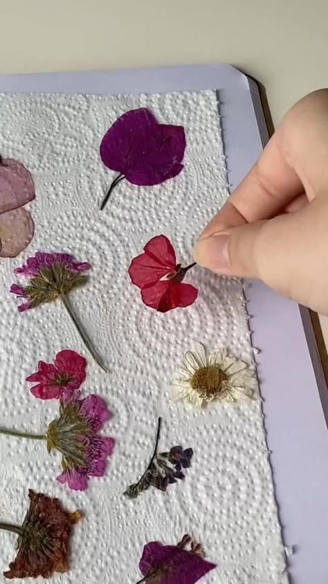 Making flowers sticks 🌸🌺🌼. [Video] en 2022 | Tutorial de arte, Artesanías bonitas, Manualidades sencillas y bonitas Making Flowers, Diy Home Decor Crafts, Seni Dan Kraf, Flower Stickers, Pinterest Diy Crafts, Home Decor Crafts, Kraf Diy, Diy Crafts To Do, Easy Diy Art