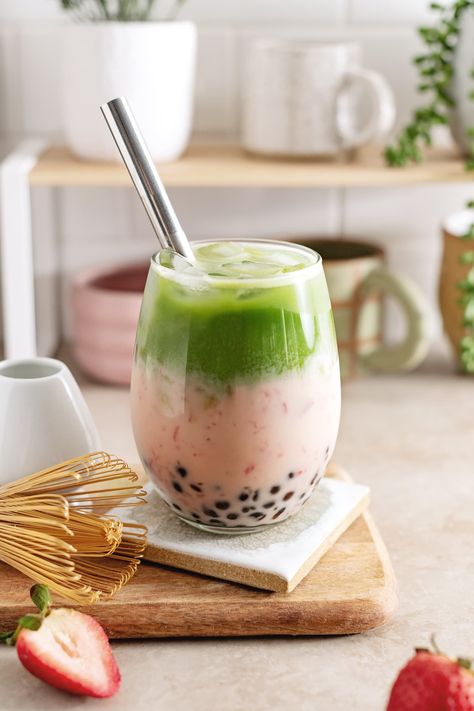 This refreshing strawberry matcha boba is made with layers of strawberry milk, matcha, and chewy tapioca pearls! #boba #matcha #bubbletea | teakandthyme.com Boba Matcha, Strawberry Matcha Latte, Matcha Bubble Tea, Bubble Tea Flavors, Bubble Tea Straws, Tomato Basil Chicken, Bubble Tea Recipe, Strawberry Matcha, Ceremonial Grade Matcha