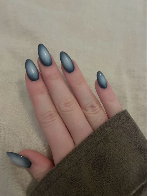 Center Gradient Nails, Circle Gradient Nails, Grey Nails Ideas Short, Blue And Grey Nail Ideas, Almond Acrylic Nails Designs Winter, Blue And Grey Nails, Nails Degrade, Nails Blue Gradient, Blue Gradient Nails