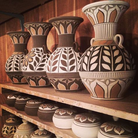 Painted Tires, African Pottery, Native Pottery, Africa Art Design, Plant Store, African Inspired Decor, Painted Pots Diy, Pottery Painting Designs, African Decor