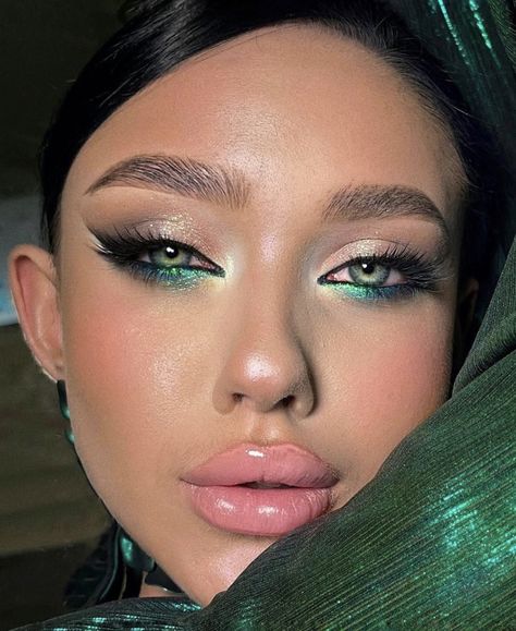 Colorful Under Eye Makeup, Green Under Eye Makeup, Green Glam Makeup, Maquillaje Smokey Eyes, Makeup Verde, Under Eye Makeup, Affordable Beauty Products, Eye Makeup Styles, Chic Makeup