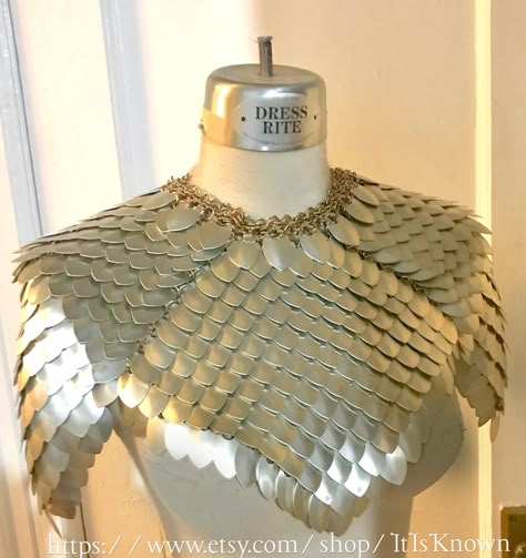 Gold Chest Plate Armor, Scale Mail Armor Dnd, Armor With Cape, Scale Mail Armor, Scalemail Armor, Dragon Scale Armor, Chainmail Clothing, Scale Maille, Scale Armor