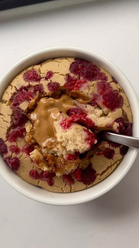 Biscoff raspberry baked oats - it should be illegal for it to be this good 😭 🥣Recipe🥣 1. Preheat the oven at 180C fan. 2. Mix 45g oat… | Instagram Ramekin Baked Oats, Baked Oats Raspberry, Fast Late Night Snacks, Baked Oats Ideas, Breakfast With Raspberries, Aesthetic Baked Oats, Oats Aesthetics, Baked Oats Aesthetic, Oven Baked Oats