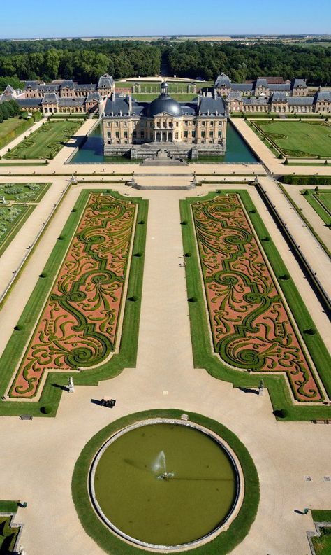 Best Destination Wedding Locations, Formal Garden Design, Luxurious Garden, Vaux Le Vicomte, Versailles Garden, Luxury Garden, Chateau France, Formal Gardens, Manor Houses