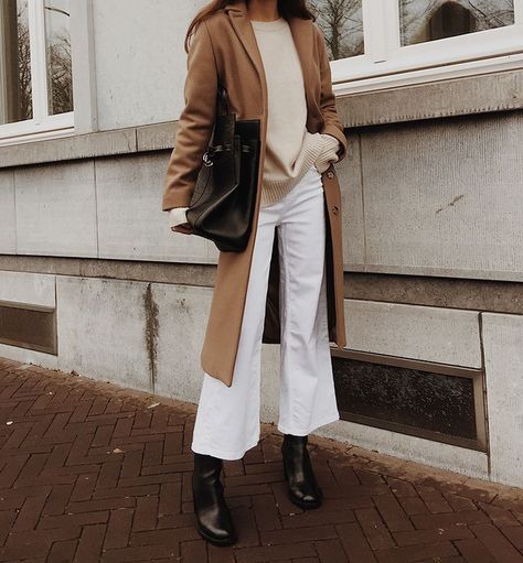 White Flare Jeans, Flare Jeans Outfit, Outfit Ideas For Fall, White Flared Jeans, White Jeans Outfit, Look Formal, White Flares, Weekly Outfits, Jeans Outfit