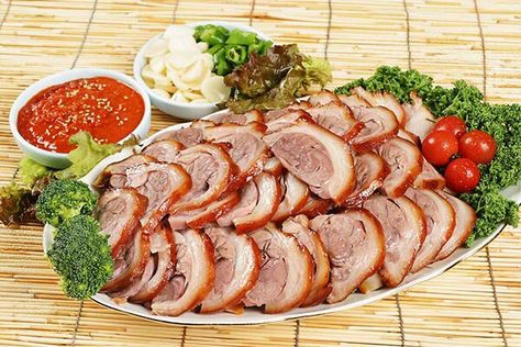 Korean pork feet Alcohol Brands, Best Korean Food, Bizarre Foods, Alcohol Consumption, Snack Bites, K Food, Korean Street Food, Korean Dishes, Food Pairings