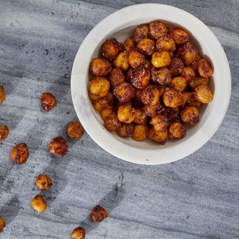 Cinnamon-Sugar Roasted Chickpeas Mediterranean Diet Snacks, Heart Healthy Snacks, Chickpea Snacks, Veggie Chips, Crispy Chickpeas, Snack Craving, Chickpea Recipes, Diet Snacks, Roasted Chickpeas