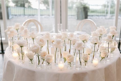 White Roses In Vase Table Flowers, Single White Rose Centerpiece Wedding, Wedding Reception Center Pieces For Round Tables Centre Pieces, Modern White Wedding Centerpieces, Minimalistic Sweetheart Table, Candle And Roses Centerpieces, White Flowers Wedding Reception, Winter White Wedding Decor, Simple Elegant Wedding Centerpieces Round Table