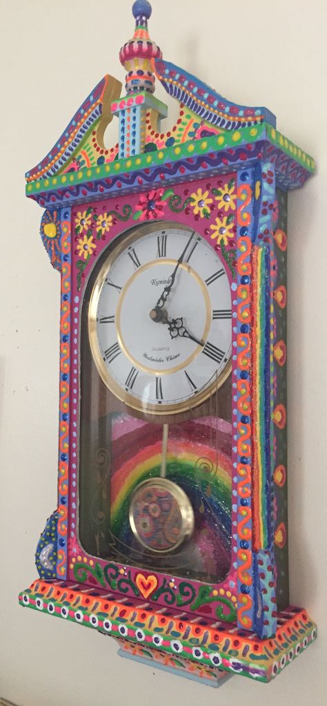 Painted Clock Ideas, Clock Painting Ideas, Painted Grandfather Clock, Funky Clock, Painted Clocks, Clock Artwork, Graffiti Furniture, Halloween Clock, Big Clocks