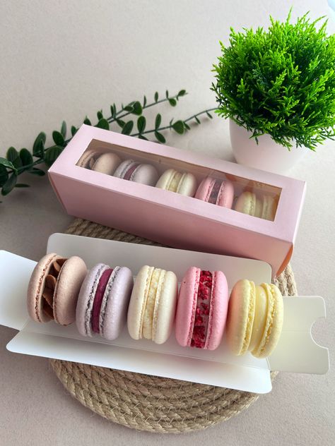 Macaroon Packaging, Easy Macaroons Recipe, Macaroon Box, Kue Macaroon, Food Gift Box, Dessert Candles, Macaroon Recipes, Indian Cooking Recipes, Bakery Desserts