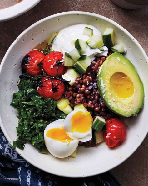 Savory Breakfast Bowl (kale, cherry tomatoes, eggs, avocado, barley) Grain Bowl Recipe, Breakfast Bowls Recipe, Menu Sarapan Sehat, Quinoa Kale, Healthy Breakfast Ideas, Breakfast Bowl, God Mat, Savory Breakfast, Hearty Breakfast