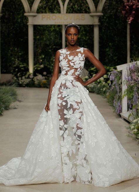 Pronovias BBFW 2018. Floral appliqué sexy wedding dress for the modern woman. Ballerina Wedding Dress, Whimsical Wedding Gown, Ballroom Wedding Dresses, Vintage Inspired Wedding Gown, Dresses Flowers, Floral Wedding Gown, Pronovias Bridal, Wedding Dresses Whimsical, Dreamy Gowns