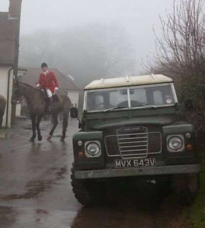 British Country Style, British Country, Hunt Scene, Country Lifestyle, British Countryside, Land Rover Series, Life Jacket, Old Money Aesthetic, English Countryside