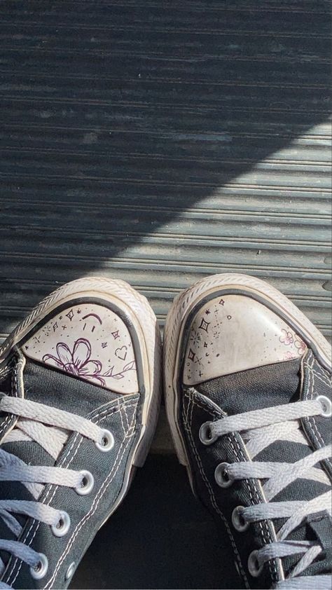 Converse Doodles, Converse Drawing, Doodle Shoes, Graffiti Shoes, Alt Shoes, Converse Design, Grunge Shoes, Converse Aesthetic, Cute Converse