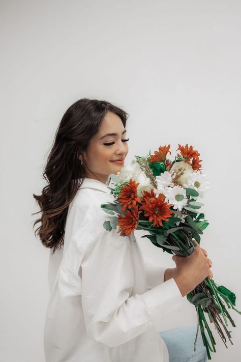 Profile Picture Photoshoot Ideas, Photo Shoot Poses With Flowers, Self Portrait With Flowers At Home, Influencer Profile Picture, Self Photo Poses At Home, Self Portrait Poses Studio, Studio Portraits With Flowers, Portrait Shots Women, Studio Photoshoot Ideas With Flowers