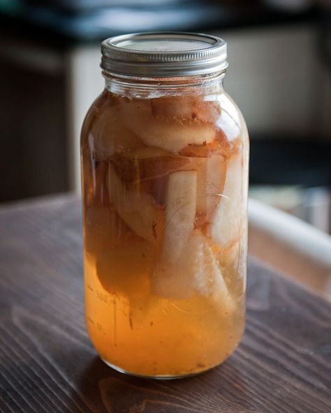 Pear Liqueur, Infused Liquors, Homemade Alcohol, Lemon Vodka, Homemade Liquor, Liquor Recipes, Moonshine Recipes, Liqueurs Recipes, Homemade Wine