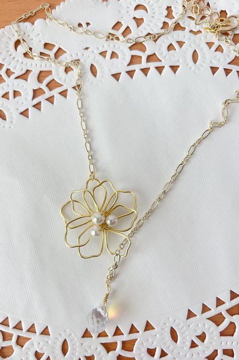 Flower Girl Necklace, Pearl Lariat, Girl Necklace, Pretty Necklace, Wire Flowers, Gift Flower, Necklace Flower, Flower Girl Gifts, Wire Necklace