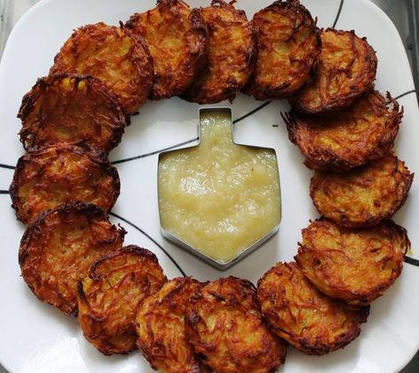 Crispy Oven-Baked Potato Latkes - No Way That's Healthy! Hannukah Dessert Recipes, Hanukkah Countdown, Baked Latkes, Chanukah Crafts, Hannukah Party, Hannukah Recipes, Sweet Potato Latkes, Crispy Baked Potatoes, Jewish Holiday Recipes