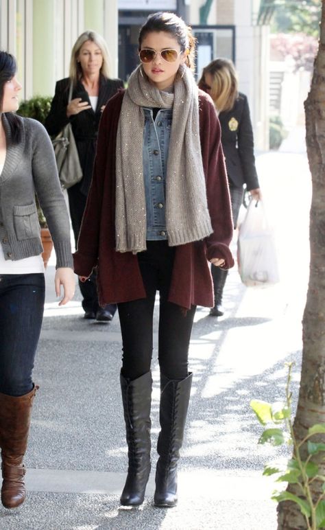 Selena Gomez - Casual Chic Selena Gomez Casual, Selena Gomez Outfits, Cozy Outfits, Selena Gomez Style, Big Sweaters, Casual Chique, Coach Outlet, Street Style Winter, Fashion Weeks