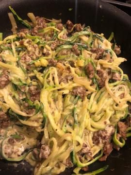 Zoodle Recipes With Hamburger, Zoodle Casserole, Zoodle Pasta, Zoodle Recipes, Hamburger Steak, Alfredo Sauce Recipe, Hamburger Recipes, Minced Meat, Spinach Recipes