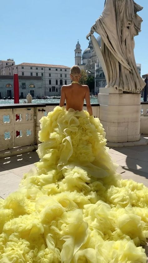 Yellow Aesthetic Dress, Elegant Feminine Outfits, Leonie Hanne, Halter Prom Dresses, Aesthetic Dress, Venice Film Festival, Elegant Feminine, Formal Party Dress, England Fashion