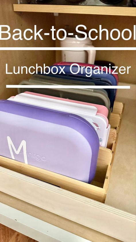 Store lunchboxes and bento boxes upright in your kitchen cabinets with a lid organizer. Lunchbox Storage Ideas Home, Water Bottle Organization, House Organization, Organizer Kitchen, Lid Organizer, School Lunch Box, Organized Life, Bento Boxes, Food Storage Container