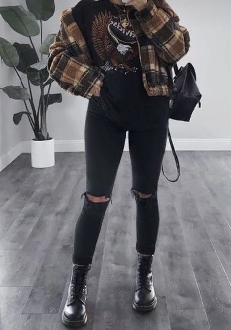 Band Shirt Outfits Winter, Edgy Outfits Women 20s, College Outfits Edgy, Women's Alternative Fashion, Modern Edgy Outfits, Yelena Outfit, T Shirt Winter Outfit, Winter E Girl Outfit, Grunge High Waist Jeans For Fall