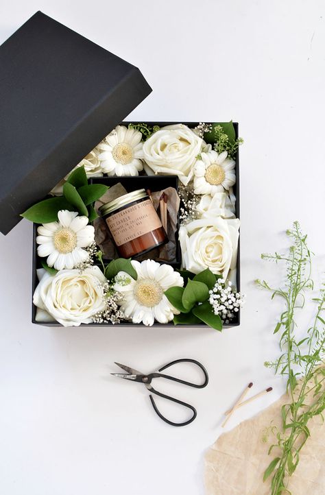 DIY boxed flowers tutorial | www.homeology.co.za Flower Box Tutorial, Bloom Box Flowers, Boxed Flowers, Gift Box Flower, Box With Flowers, Box Arrangement, Bloom Box, Packaging Idea, Anniversaire Diy