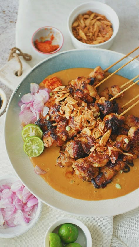 Easy Indonesian Chicken Satay Recipe https://fooooods.com/easy-indonesian-chicken-satay-stirwithme Indonesian Chicken, Chicken Satay Recipe, Satay Recipe, Sweet Chicken, Thailand Food, Indonesian Cuisine, Chicken Satay, Boneless Chicken Thighs, Indonesian Food