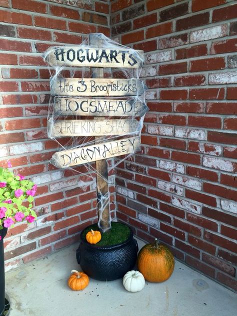 Harry Potter Porch Sign. Creepy Decorations, Harry Potter Halloween Decorations, Harry Potter Halloween Party, Halloween Decorations Outdoor, Halloween Front Porch Decor, Porch Decorations, Festa Harry Potter, Harry Potter Cosplay, Anniversaire Harry Potter