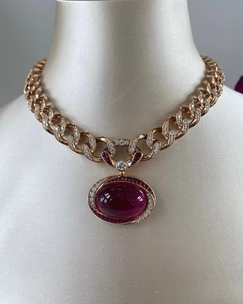 Lucia Silvestri (@lucia_silvestri) • Instagram photos and videos Jewelry Making Room, Bvlgari High Jewelry, High Jewelry Necklace, Beautiful Diamond Jewelry, Egyptian Inspired Jewelry, Big Pendant Necklace, J Jewellery, Light Weight Necklace, Jewelry Room