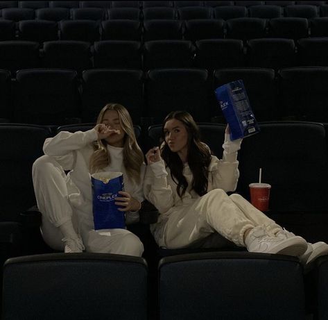 Sophie Suchan, Movie Theater Aesthetic, Theatre Pictures, 사진 촬영 포즈, Best Friends Aesthetic, Cute Friend Photos, Friend Goals, Friend Poses, Best Friend Goals