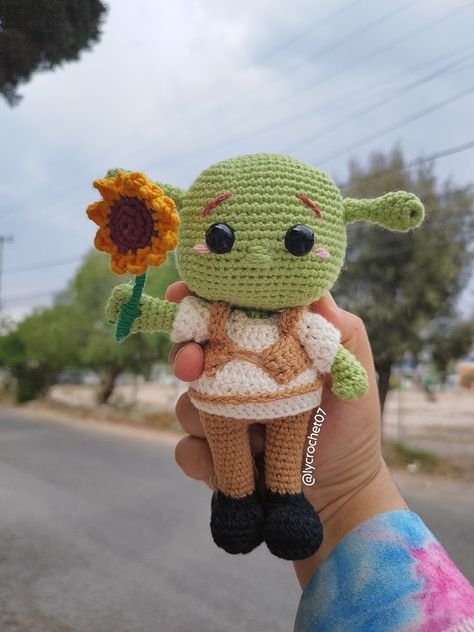 Shrek Gift Ideas, Shrek Crochet, Crochet Shrek, Small Crochet Gifts, Disney Crochet Patterns, Easy Crochet Animals, Beginner Crochet Tutorial, Crochet Disney, Crochet Fashion Patterns