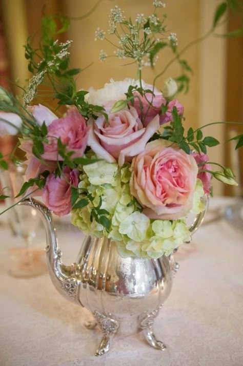 Teapot Centerpiece, Tea Party Centerpieces, Ladies Tea, Tea Party Bridal, Silver Teapot, Deco Nature, Floral Arranging, Bridal Tea, Tea Party Bridal Shower