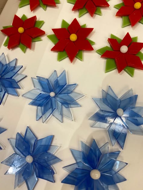 Fused Glass Poinsettia, Fused Glass Stars, Microwave Kiln, Ice Flower, Glass Art Pictures, Fused Glass Plates, Glass Fusion Ideas, Fused Glass Artwork, Glass Christmas Decorations