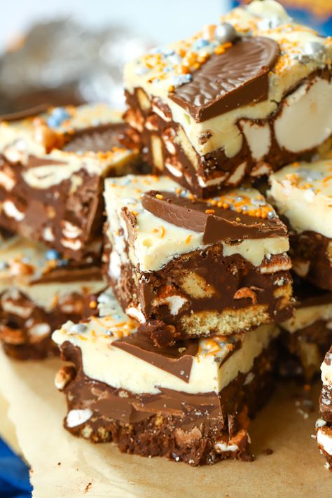 Easy Chocolate Orange Rocky Road recipe. The best Christmas chocolate treat! Just a handful of ingredients, so quick and simple. No Bake Christmas, Rocky Road Fudge, Rocky Road Recipe, Christmas Food Treats, Tray Bake Recipes, Treat Recipes, Easy Peanut Butter, Christmas Treat, Christmas Food Desserts