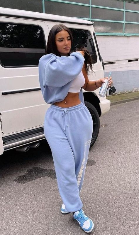 Sweatpants Outfit Aesthetic, Lounge Wear Aesthetic, Colorful Outfits Aesthetic, Tracksuit Outfit Women, Yk2 Outfits, Cute Lounge Outfits, Aesthetic Baddie, Lounge Outfits, Colorful Outfits