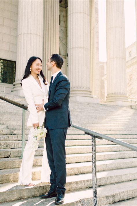 Effortlessly cool intimate New York City court house elopement at New York City Hall. Captured by Photographer- @mistofmorning. Studio Prewedding, Nyc City Hall Wedding, New York City Hall, Manhattan City, Bridal Suit, Morning Photography, Ceremony Dress, Manhattan Wedding, Nyc Elopement